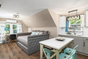 Serenity Studio, Adorable and Spacious Studio with Full Kitchen